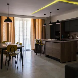 Modern 3 Bedroom In Apartament